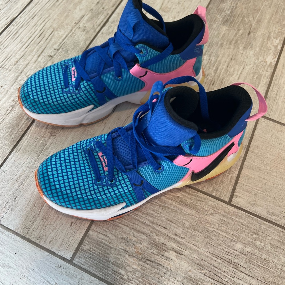 Kids LeBron Nike witness 7 Blue and Pink basketball Shoes - Picture 7 of 8